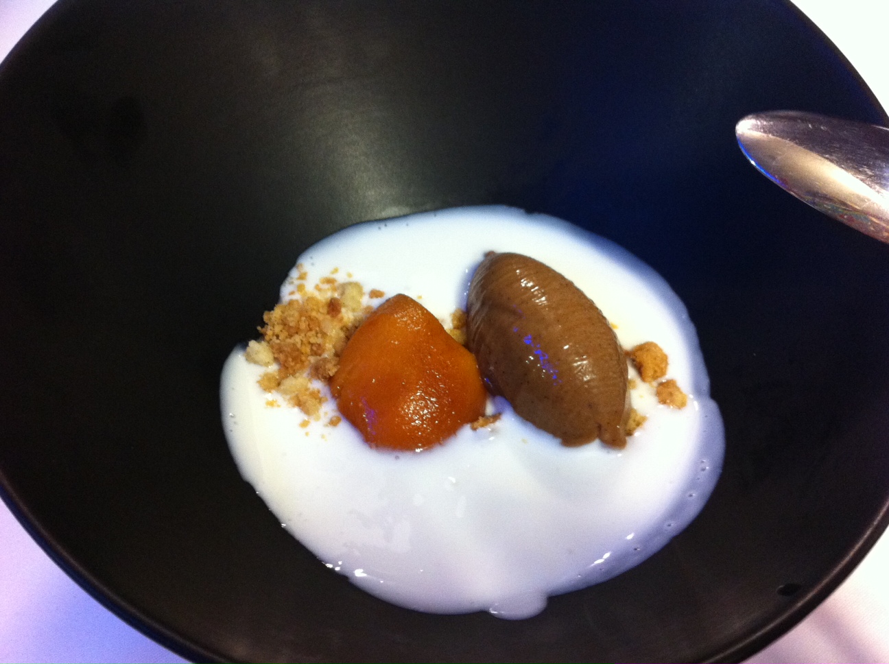 Restaurante en Valencia Níspero a la vainilla con crumble, sopita de yogur y parfait de toffee